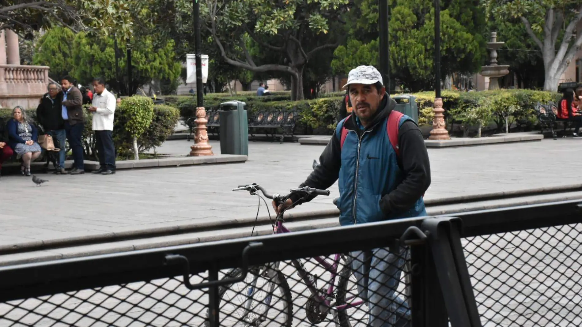 hombres gente en la calle caminando (6)